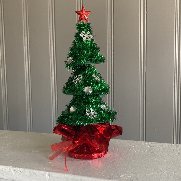 Brand NWT Beautiful Snowflake & Gem Bedazzled Christmas Tree w/ Red Skirt - Picture 6 of 8